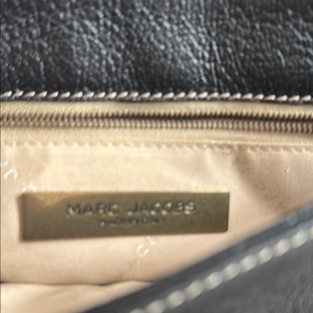 MARC JACOBS Elegant Black and Gold Leather Shoulder Bag - Picture 7 of 9